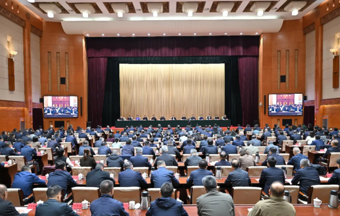 10月19日，全区领导干部大会在呼和浩特召开。自治区党委书记、人大常委会主任王伟中出席会议并讲话。（摄影：记者 马建兵）