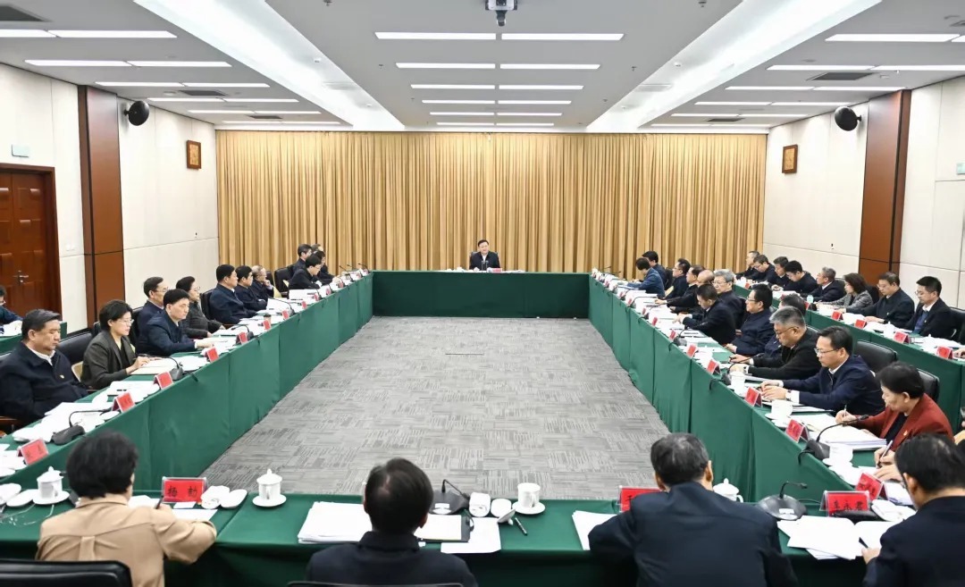 3月19日下午，自治区党委树立和践行正确政绩观学习教育读书班开展集中交流研讨。自治区党委书记、人大常委会主任王伟中主持并讲话。记者 马建兵 摄