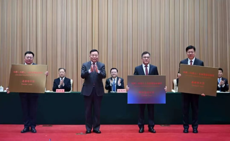 4月11日，自治区党委副书记、自治区人民政府主席包钢为呼和浩特片区、满洲里片区、二连浩特片区授牌。（摄影：记者 马建兵）