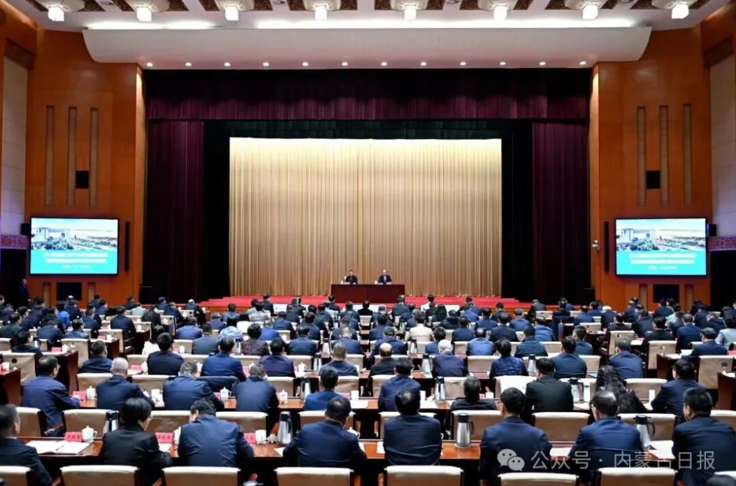 4月27日，自治区党委理论学习中心组举行2026年第六次集体学习。自治区党委书记、人大常委会主任王伟中主持并讲话。（摄影：草原云记者 马建兵）