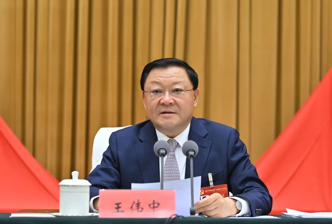 7月31日，自治区党委书记王伟中主持中国共产党内蒙古自治区第十一届委员会第十二次全体会议第一次全体会议并讲话。记者 马建兵 摄