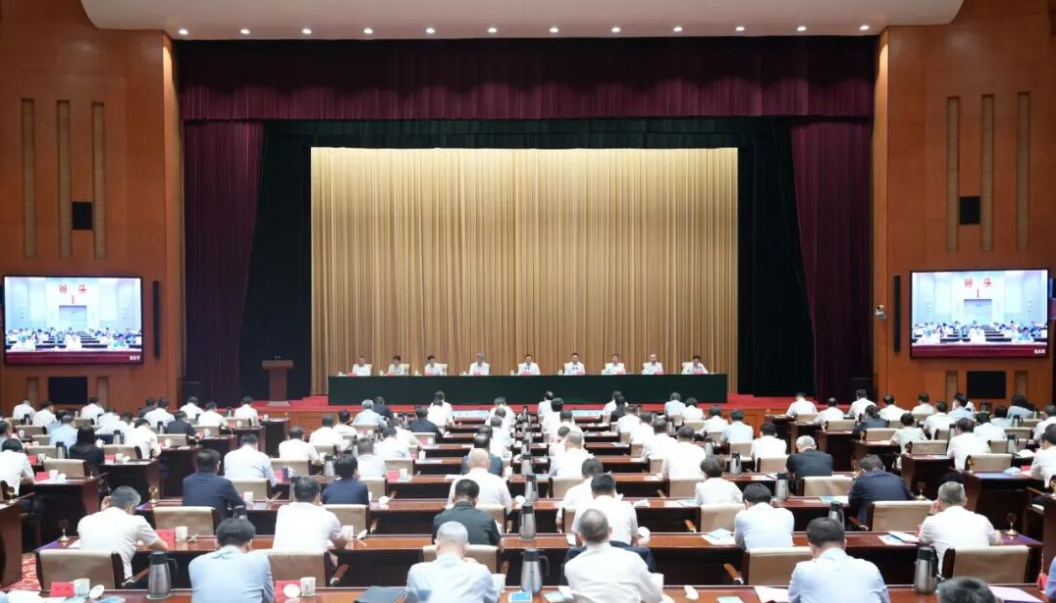 8月18日，全区服务业大会在呼和浩特召开。自治区党委书记、人大常委会主任王伟中出席并讲话。（摄影：草原云记者 马建兵）