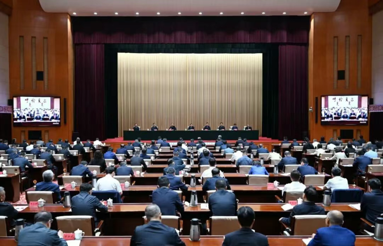 5月21日，自治区党委召开全区树立和践行正确政绩观学习教育警示教育会。自治区党委书记、人大常委会主任王伟中主持并讲话。（摄影：马建兵）